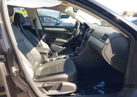 2013 Volkswagen Passat 2.5L Se z USA, uszkodzony, nr VIN 1VWBP7A35DC063005